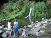 Бланги Понд - Дети на краю водопада Бланги; в городе Хирсон
