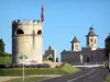 Бордо виноградник - Château Cos d'Estournel, винодельня в Сен-Эстефе, в Медоке, вид с дороги