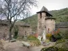 Брус-ль-Шато - Церковь Сен-Жак-ле-Мажор с укрепленной колокольней и старым кладбищем