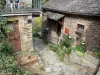 Брус-ль-Шато - Мощеные аллеи и каменные дома поселка