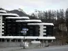 Варс - Vars-les-Claux, горнолыжный курорт (зимний и летний спортивный курорт): здание, деревья и горы
