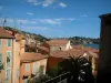 Вильфранш-сюр-Мер - Вид на крыши и разноцветные дома старого города, на фоне моря