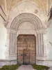 Гильестр - Входные ворота Успенской церкви (церковь Нотр-Дам-д'Аквилон) с резной дверью
