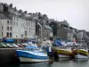 Гранвиль - Порт: рыбацкие лодки пришвартованы у причала и домов города