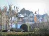 Гулгейт - Кот-Флери: курортные виллы, деревья, кустарники и фонарный столб