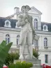 Дакс - Статуя Жан-Шарля де Борда и фасад с видом на площадь Тьера