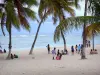 Дезирада - Группа детей в тени кокосовых пальм на пляже в Фифи
