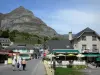 Деревня Гаварни - Улица с множеством домов и магазинов, горы с видом на весь