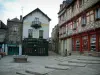Джосселин - Площадь украшена колодцем и окружена старинными домами, один из которых в красной рамке