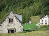 Долина Гарбет - Сарай, луга, дом и деревья; в Пиренеях Ariégeoises Региональный Природный парк