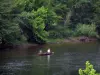 Долина Дордонь - Река (Дордонь), рыбаки на лодке и деревья на краю воды, в Перигоре