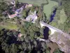 Долина Кюре - Пьер-Пертуи: Вид с воздуха на Пьер-Пертуис и долину Кюре с домами и деревенской церковью, а также с двух мостов, пересекающих реку