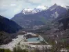 Долина Черного Драка - Torrent du Drac Noir, озеро, деревья и горы со снежными вершинами; в Champsaur, в национальном парке Экрин