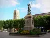 Дюнкерк - Поместите Жан-Барта со статуей корсара Жан-Барта, деревьями и колокольней с видом на весь