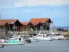 Залив Аркашон - Пришвартованные лодки и каюты устричного порта Ларрос; в городе Гужан-Местрас