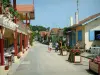 Залив Аркашон - Цветущие фасады устричной деревни L'Herbe, в муниципалитете Леж-Кап-Ферре