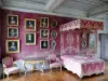 Замок Бюсси-Рабютин - Интерьер замка : спальня Бюсси с его кроватью и портретами придворных дам Людовика XIV