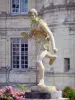 Замок Валансай - Скульптура (статуя), цветы и фасад замка
