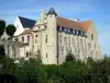 Замок-Лэндон - Монастырское здание бывшего королевского аббатства Сен-Северин с его башней и предгорьями, деревьями внизу