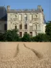 Замок Ойрон - Фасад павильона трофеев с видом на пшеничное поле