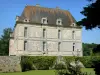 Замок Сен-Лу-сюр-Ту - Фасад замка и рва; в городе Сен-Лу-Ламайр