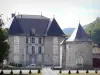 Замок Туве - Часовня и фасад замка; в муниципалитете Ле-Туве, в Грезиводане