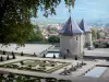 Замок Туве - Сады (водяная лестница, раковины и кровати из самшита с вышивкой) с видом на часовню и башню замка, а на заднем плане крыши деревни Туве; в муниципалитете Ле-Туве, в Грезиводане