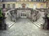 Замок Фонтенбло - Подковообразная лестница во дворе Шеваль Блан (Дворец Фервелл) и фасад дворца Фонтенбло