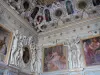 Замок Фонтенбло - Интерьер дворца Фонтенбло: большие апартаменты: королевская лестница с фресками и резными деталями