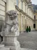 Замок Фонтенбло - Дворец Фонтенбло: статуя во дворе фонтана