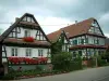 Зеебах - Фахверковые белые дома, украшенные растениями и цветами