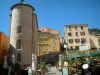 Йер - Башня Сен-Блез или башня тамплиеров (остатки владычества рыцарей-тамплиеров), террасы кафе и разноцветные фасады домов на площади Массильон