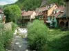 Кайзерсберг - Река (Вайс), деревья и дома с разноцветными стенами