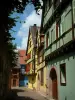 Кайзерсберг - Мощеная аллея с фахверковыми домами с ярко окрашенными фасадами (зеленый, желтый, синий, оранжевый)
