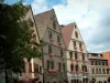 Кайзерсберг - Высокие дома с фасадами, украшенными знаками и окнами, украшенными цветами (герани)