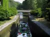 Канал дю Миди - Ayguesvives замок с лодкой, мост через канал и деревья