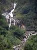 Каскады Котере - Водопад Lutour (водопад), усаженный деревьями и пешеходный мост, охватывающий скалы