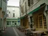 Кастрируешь - Аллея в старом городе с террасой ресторана и домами