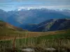 Коль де ла Мадлен - С альпийского перевала вид на дикие травы, пастбища (высокие пастбища), горы и массив Монблан на расстоянии