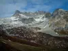 Коль де ла Мадлен - С альпийского перевала открывается вид на пастбища (высокие пастбища) и Гран-Пик-де-ла-Лозьер