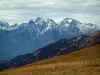 Коль де ла Мадлен - С альпийского перевала открывается вид на пастбища (высокие пастбища) и хребет Белледонне.