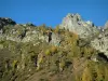 Красные иглы - Col des Montets, вид на деревья в цветах осени и скалы массива Aiguilles Rouges (заповедник Aiguilles Rouges)