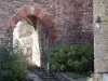 Кремье - Porte de Quirieu (укрепленные ворота), лестницы и кусты