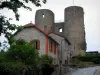 Крок - Две башни (остатки) старого замка и каменные дома
