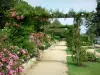 Лаваль - Прогулка по розарию в цвету Перринского сада