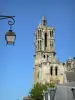 Лаон - Башня собора Нотр-Дам и настенный фонарь