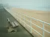 Ла Боль - Набережная украшена скамейками, песчаным пляжем морского курорта и моря (Атлантический океан)