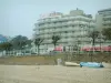 Ла Боль - Песчаный пляж с лодками и зданиями морского курорта