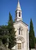 Ла-Роке-сюр-Сезе - Фасад церкви облицован кипарисами