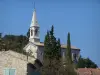 Ла-Роке-сюр-Сезе - Церковный шпиль, кипарисы, деревья и дома поселка